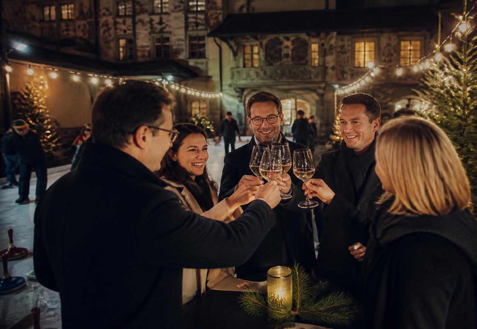 Firmenteam bei der Weihnachtsfeier mit Eisstockschießen in München